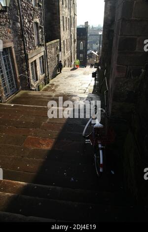 Edinburgh urbanscapes und Straßenfotografie bei winterlichen Bedingungen aufgenommen. Elegante Architektur und beeindruckende Naturelemente. Stockfoto