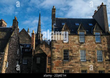 Edinburgh urbanscapes und Straßenfotografie bei winterlichen Bedingungen aufgenommen. Elegante Architektur und beeindruckende Naturelemente. Stockfoto