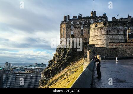 Edinburgh urbanscapes und Straßenfotografie bei winterlichen Bedingungen aufgenommen. Elegante Architektur und beeindruckende Naturelemente. Stockfoto