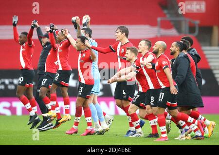 Southampton-Manager Ralph Hasenhuttl und Spieler feiern den Sieg vor den Fans nach dem Schlusspfiff beim Premier League-Spiel im St. Mary's Stadium, Southampton. Stockfoto