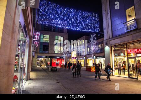 Edinburgh urbanscapes und Straßenfotografie bei winterlichen Bedingungen aufgenommen. Elegante Architektur und beeindruckende Naturelemente. Stockfoto