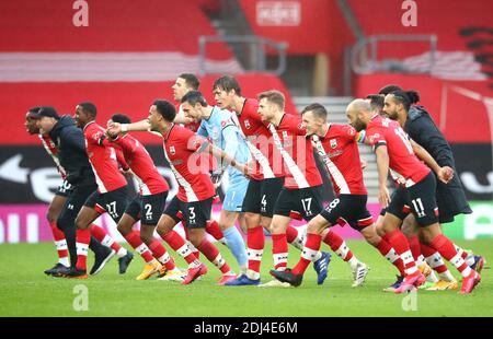 Southampton-Manager Ralph Hasenhuttl und Spieler feiern den Sieg vor den Fans nach dem Schlusspfiff beim Premier League-Spiel im St. Mary's Stadium, Southampton. Stockfoto