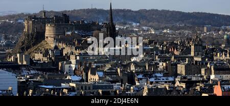 Edinburgh urbanscapes und Straßenfotografie bei winterlichen Bedingungen aufgenommen. Elegante Architektur und beeindruckende Naturelemente. Stockfoto