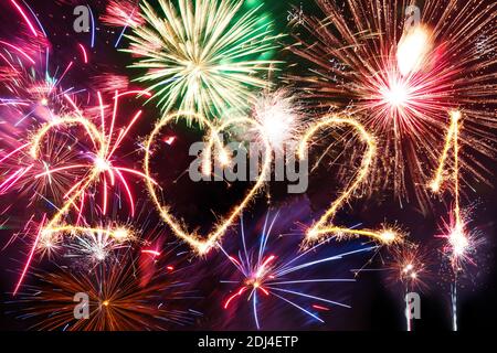 2021 Frohes Neues Jahr geschrieben mit Sparkle Feuerwerk auf schwarzem Hintergrund, Stockfoto