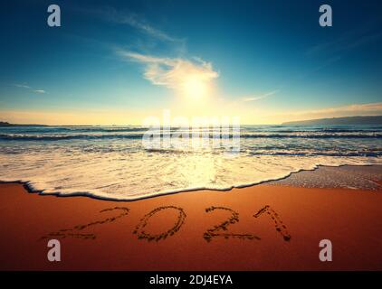 Schöne cloudscape über das Meer, sunrise geschossen. Frohes Neues Jahr 2020 Seashore geschrieben. Stockfoto