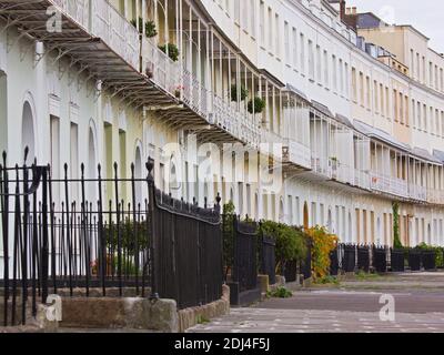 Architektonisches Detail aus Reihenhäusern in einem georgischen Halbmond in Clifton, Bristol, Großbritannien Stockfoto