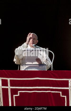 13. Dezember 2020: Papst Franziskus überbringt seinen Segen während des Angelus-Mittagsgebets, das von seinem Atelierfenster mit Blick auf den Petersplatz im Vatikan gehalten wird. Stockfoto