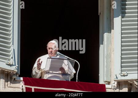 13. Dezember 2020: Papst Franziskus überbringt seinen Segen während des Angelus-Mittagsgebets, das von seinem Atelierfenster mit Blick auf den Petersplatz im Vatikan gehalten wird. Stockfoto