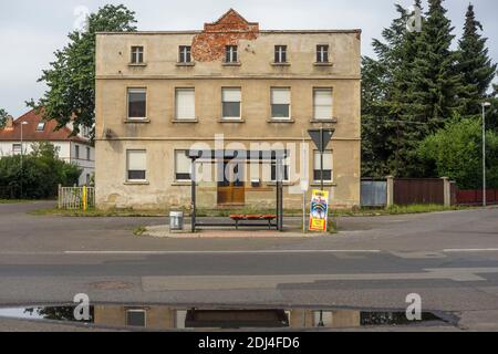 Eine Bushaltestelle vor einem leeren Gebäude im Zentrum von Welzow, Deutschland 2020. Stockfoto