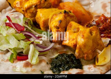 Indische ethnische Küche Tandoori Huhn auf Naan Brot Stockfoto