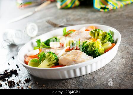 Weißer Fisch mit Brokkoli und rotem Pfeffer Stockfoto