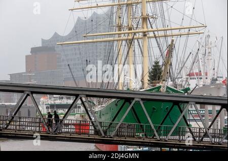 Hamburg, Deutschland. Dezember 2020. Die Elbphilharmonie Concert Hall liegt im Dunst eines feuchten und kalten 3. Advents hinter den Museumsschiffen Rickmer Rickmers und Cap San Diego im Hamburger Hafen. Quelle: Markus Scholz/dpa/Alamy Live News Stockfoto