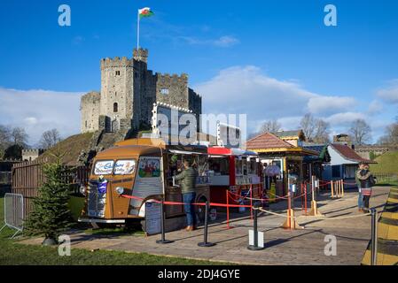 Food Vans in Cardiff Castle Grounds, Wales, Großbritannien. Weihnachten 2020 Stockfoto