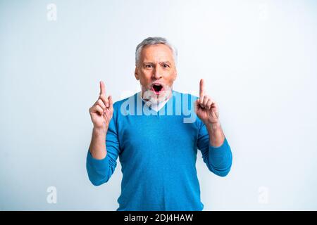 Gutaussehende ältere Mann Porträt, Studio auf dem Hintergrund - ältere Person, Halbkörperaufnahme Stockfoto