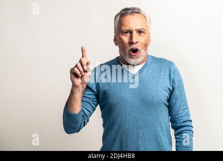 Gutaussehende ältere Mann Porträt, Studio auf dem Hintergrund - ältere Person, Halbkörperaufnahme Stockfoto