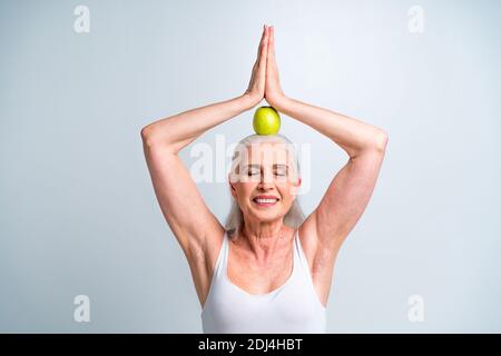 Schöne ältere Frau Porträt, Studio im Hintergrund - ältere Person, Halbkörperaufnahme Stockfoto