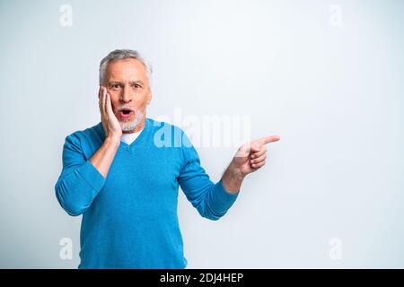 Gutaussehende ältere Mann Porträt, Studio auf dem Hintergrund - ältere Person, Halbkörperaufnahme Stockfoto