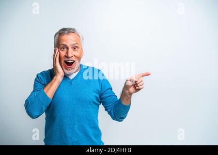 Gutaussehende ältere Mann Porträt, Studio auf dem Hintergrund - ältere Person, Halbkörperaufnahme Stockfoto