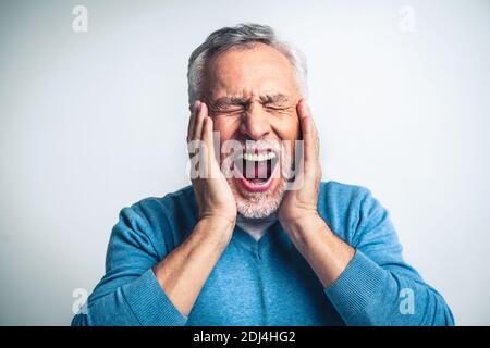 Gutaussehende ältere Mann Porträt, Studio auf dem Hintergrund - ältere Person, Halbkörperaufnahme Stockfoto