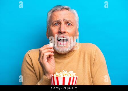 Gutaussehende ältere Mann Porträt, Studio auf dem Hintergrund - ältere Person, Halbkörperaufnahme Stockfoto