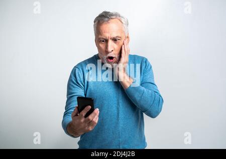 Gutaussehende ältere Mann Porträt, Studio auf dem Hintergrund - ältere Person, Halbkörperaufnahme Stockfoto