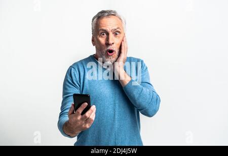 Gutaussehende ältere Mann Porträt, Studio auf dem Hintergrund - ältere Person, Halbkörperaufnahme Stockfoto