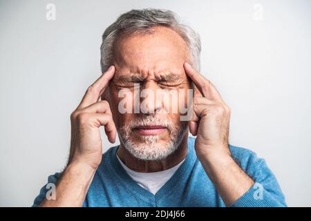 Gutaussehende ältere Mann Porträt, Studio auf dem Hintergrund - ältere Person, Halbkörperaufnahme Stockfoto