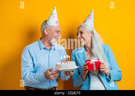 Schöne ältere Paar von Liebenden - ältere Menschen Porträt auf Weißer Hintergrund Stockfoto