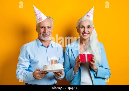 Schöne ältere Paar von Liebenden - ältere Menschen Porträt auf Weißer Hintergrund Stockfoto