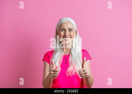 Schöne ältere Frau Porträt, Studio im Hintergrund - ältere Person, Halbkörperaufnahme Stockfoto