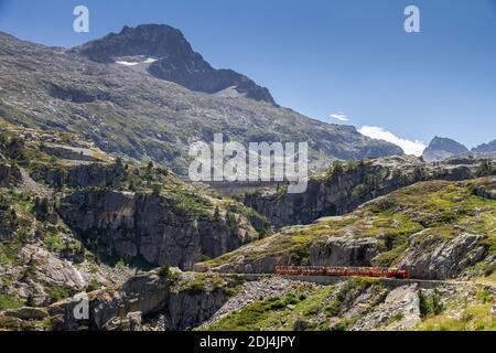 Touristenzug durch eine Bergschlucht in den Pyrenäen, Artouste Frankreich Stockfoto