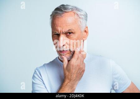 Gutaussehende ältere Mann Porträt, Studio auf dem Hintergrund - ältere Person, Halbkörperaufnahme Stockfoto