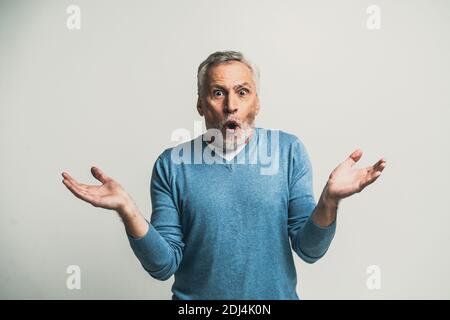 Gutaussehende ältere Mann Porträt, Studio auf dem Hintergrund - ältere Person, Halbkörperaufnahme Stockfoto