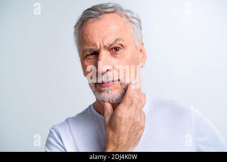 Gutaussehende ältere Mann Porträt, Studio auf dem Hintergrund - ältere Person, Halbkörperaufnahme Stockfoto