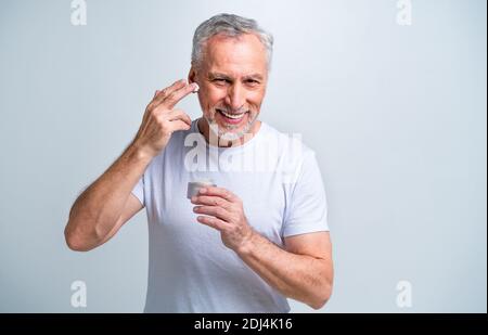 Gutaussehende ältere Mann Porträt, Studio auf dem Hintergrund - ältere Person, Halbkörperaufnahme Stockfoto