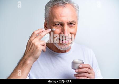 Gutaussehende ältere Mann Porträt, Studio auf dem Hintergrund - ältere Person, Halbkörperaufnahme Stockfoto
