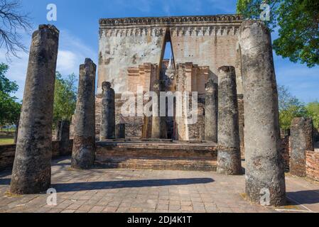 Auf den Ruinen des alten buddhistischen Tempels Wat Si Chum. Sukhothai, Thailand Stockfoto