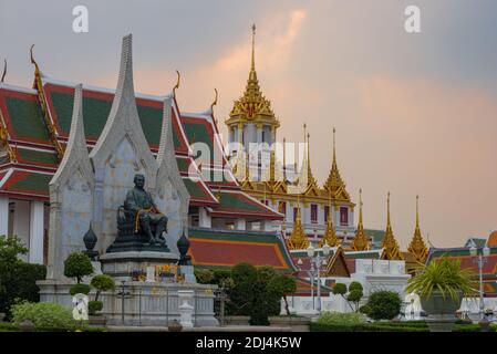 BANGKOK, THAILAND - 28. DEZEMBER 2018: Denkmal des thailändischen Königs Rama III. Vor dem Hintergrund des buddhistischen Tempels Wat Ratchanatdaram Worawihan im Th Stockfoto