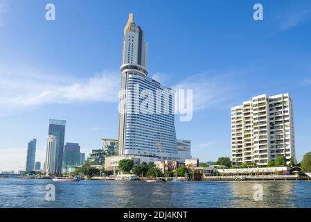 BANGKOK, THAILAND - 01. JANUAR 2019: Blick auf das moderne 5-Sterne-Hotel Millennium Hilton an einem sonnigen Tag Stockfoto