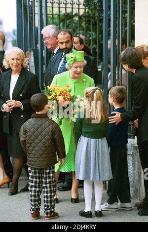 Archiv Foto, Italien. Dezember 2020. KÖNIGIN ELISABETH II. IM ABENDMAHLSSAAL. AUF DEM FOTO NEBEN IHR DIE RESTAURATORIN PININ BRAMBILLA BARCILON (MAILAND - 2000-10-19, Maurizio Maule) PS das Foto kann in Bezug auf den Kontext verwendet werden, in dem es aufgenommen wurde, und ohne die diffamierende Absicht des Dekors der Menschen vertreten redaktionelle Verwendung nur Kredit: Independent Photo Agency/Alamy Live News Stockfoto