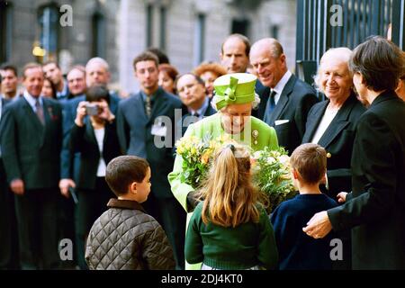 Archiv Foto, Italien. Dezember 2020. KÖNIGIN ELISABETH II. IM ABENDMAHLSSAAL. AUF DEM FOTO NEBEN IHR DIE RESTAURATORIN PININ BRAMBILLA BARCILON (MAILAND - 2000-10-19, Letizia Mantero) PS das Foto kann in Bezug auf den Kontext verwendet werden, in dem es aufgenommen wurde, und ohne die diffamierende Absicht des Dekors der Menschen vertreten redaktionelle Verwendung nur Kredit: Independent Photo Agency/Alamy Live News Stockfoto