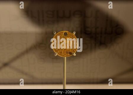 Nahaufnahme eines goldenen Touchpiece, gegeben von Queen Anne Münze auf dem Display im National Civil war Center, Newark Museum, Newark, Notts, Großbritannien. Stockfoto