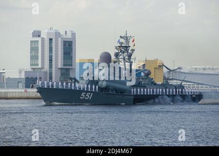 KRONSTADT, RUSSLAND - 28. JULI 2019: Kleines Raketenschiff "lebendig" der baltischen Flotte Russlands durchläuft den Komplex der Schutzstrukturen von St.. Stockfoto