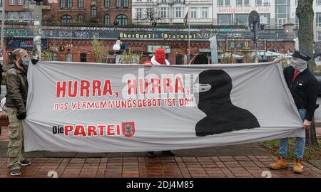 Hamburg, Deutschland. Dezember 2020. 'Die Partei'-Anhänger des Hamburger Landesverbandes demonstrieren mit einem Transparent: 'Hurra, Hurra, das Maskierungsverbot ist da'. Quelle: Markus Scholz/dpa/Alamy Live News Stockfoto