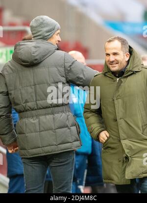 Augsburg, Deutschland. Dezember 2020. Fußball: Bundesliga, FC Augsburg - FC Schalke 04, 11. Spieltag in der WWK-Arena. Trainer Manuel Baum (Schalke) fährt an Trainer Heiko herrlich (Augsburg, l) vorbei. Quelle: Stefan Puchner/dpa - WICHTIGER HINWEIS: Gemäß den Bestimmungen der DFL Deutsche Fußball Liga und des DFB Deutscher Fußball-Bund ist es untersagt, im Stadion und/oder aus dem Spiel aufgenommene Aufnahmen in Form von Sequenzbildern und/oder videoähnlichen Fotoserien zu nutzen oder auszunutzen./dpa/Alamy Live News Stockfoto