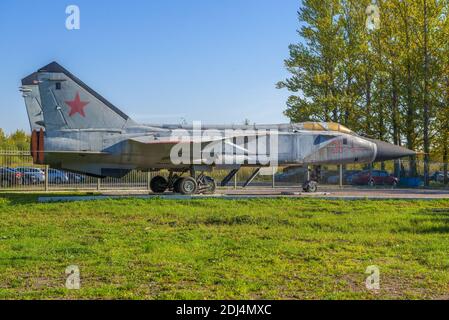 SANKT PETERSBURG, RUSSLAND - 02. OKTOBER 2020: Das MiG-31-Gedenkflugzeug wurde am Nachmittag des Oktober auf dem Gelände der Zivilluftfahrtuniversität errichtet Stockfoto