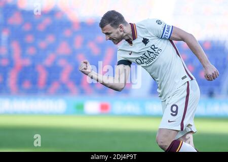 Bologna, Italien. Dezember 2020. Edin Dzeko (AS Roma) feiert nach einem Tor während Bologna FC vs AS Roma, Italienische Fußball Serie A Spiel in Bologna, Italien, Dezember 13 2020 Kredit: Unabhängige Fotoagentur/Alamy Live Nachrichten Stockfoto