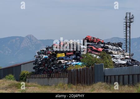 Stapel von alten Autos bereit für das Recycling Stockfoto