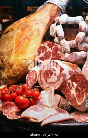belle photographie d'une large assortiment de charcuteries italiennes pour Illustrator un article ou une recette d'un Magazine ou d'un Journal Stockfoto