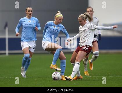 Chloe Kelly (links) von Manchester City und Beth Mead von Arsenal kämpfen während des FA Women's Super League-Spiels im Academy Stadium in Manchester um den Ball. Stockfoto